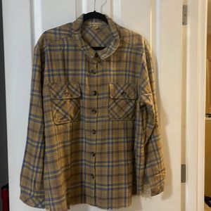 Long sleeve Lee I’m blue and yellow flannel with double pockets on chest.